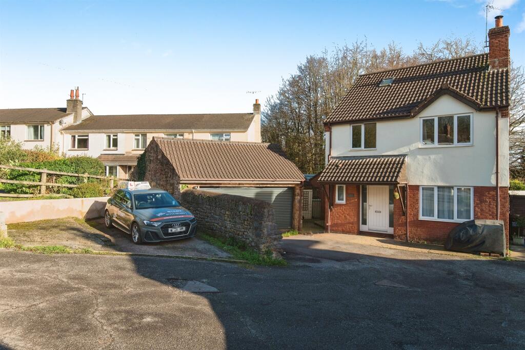 5 bedroom detached house for sale in Southertons Park, Westleigh