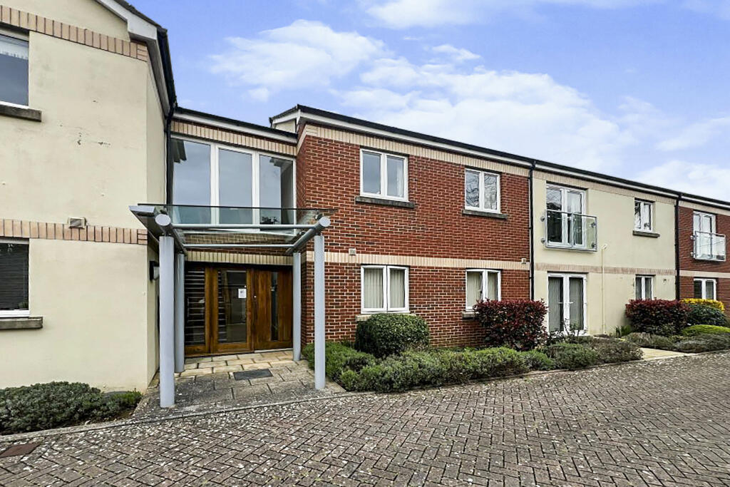 2 bedroom flat for sale in Archers Close, Cullompton, EX15