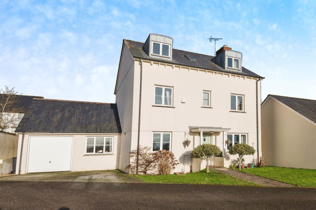 4 bedroom detached house for sale in Green Acre, Halberton, Tiverton, EX16