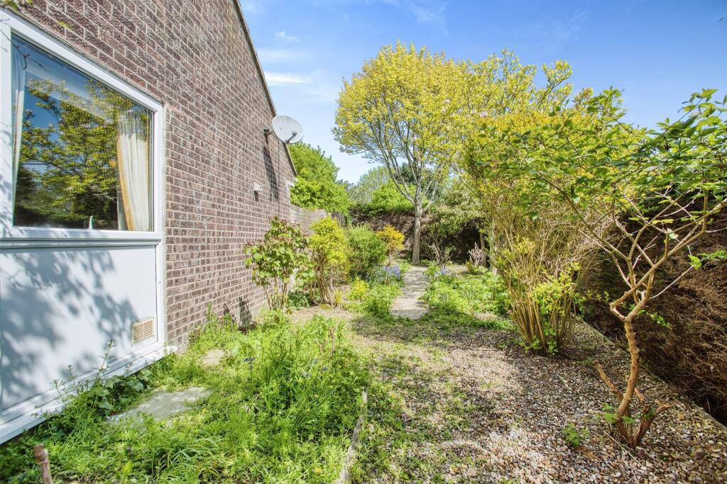 2 bedroom detached bungalow for sale in Cavalier Way, Yeovil, BA21