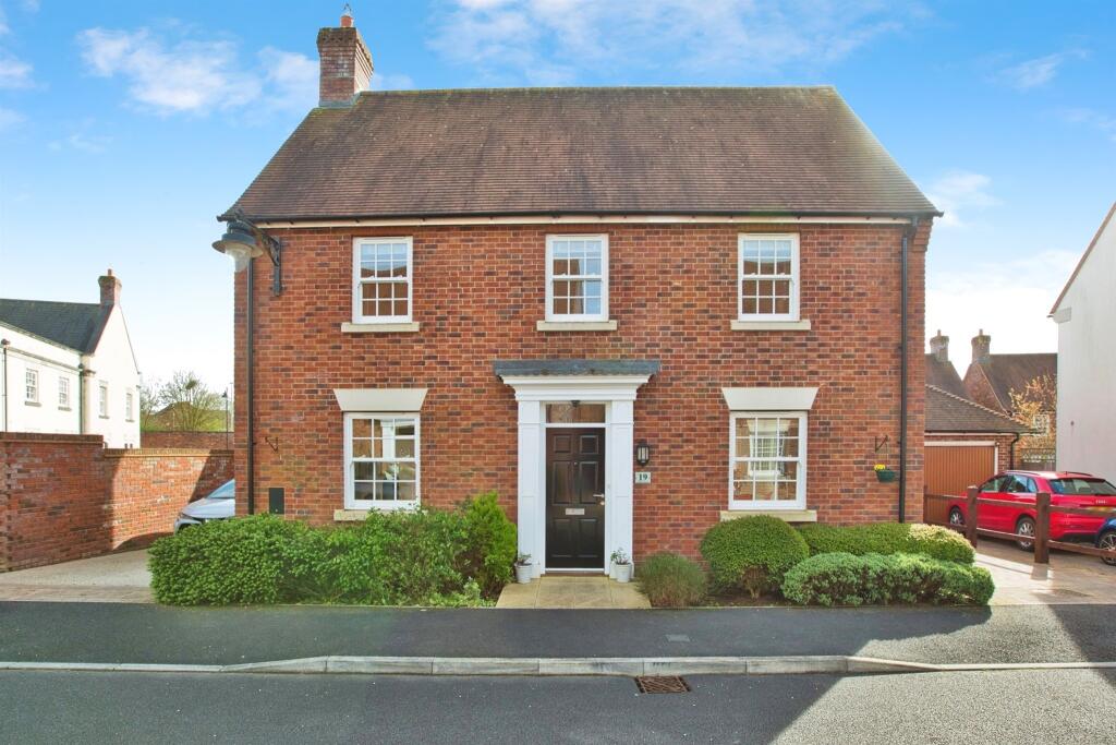3 bedroom detached house for sale in Hillrick Crescent, Yeovil, BA21