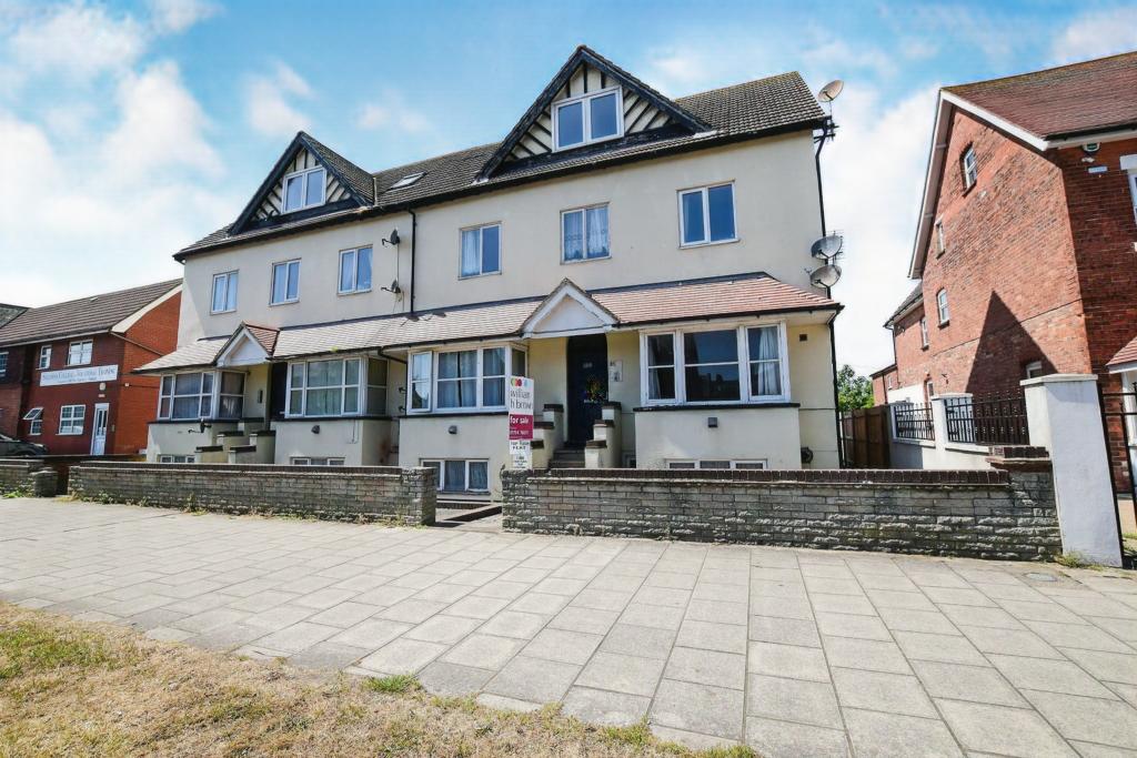 1 bedroom flat for sale in Lumley Avenue, Skegness, PE25