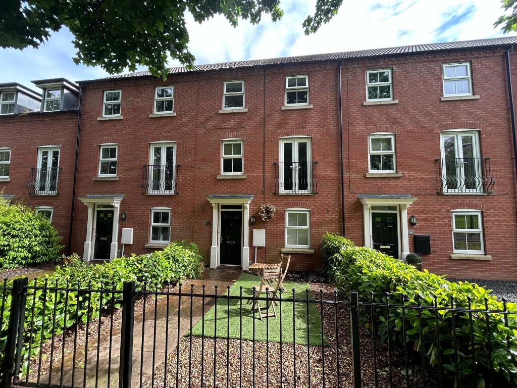 4 bedroom terraced house for sale in Montrose Grove, Greylees, Sleaford