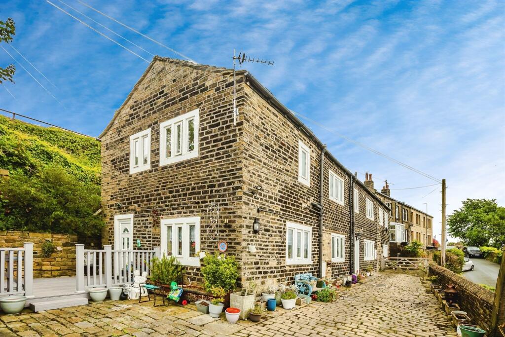 4 bedroom detached house for sale in Martin Green Lane, Greetland