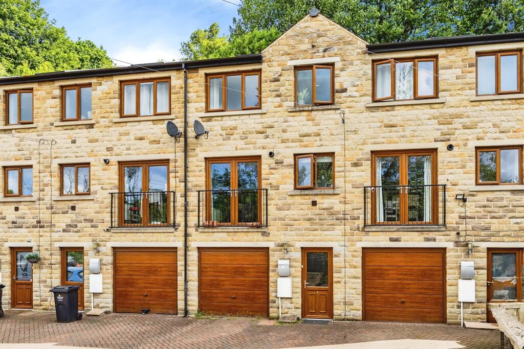 Main image of property: Middlefoot Terrace, Luddendenfoot, HALIFAX