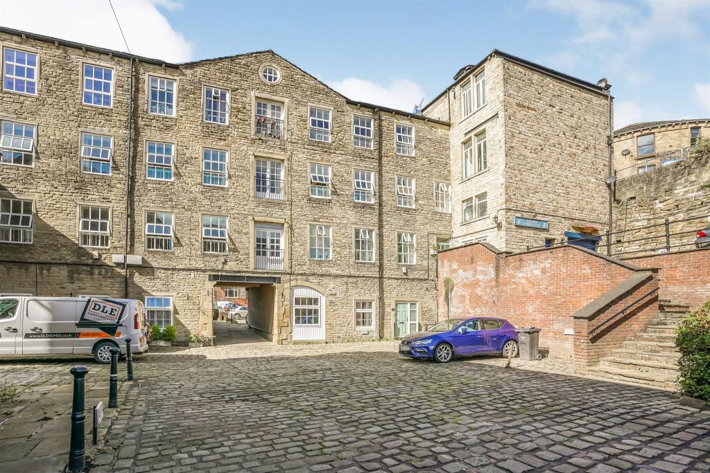 2 bedroom ground floor flat for sale in Wharf Street, Sowerby Bridge, HX6