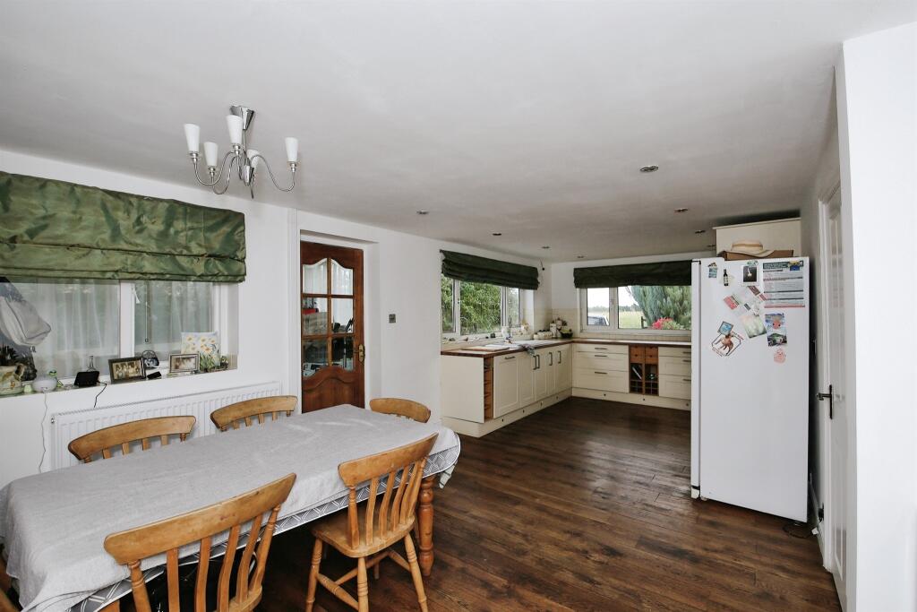 4 bedroom detached house for sale in Cross Road, Sutton St. Edmund