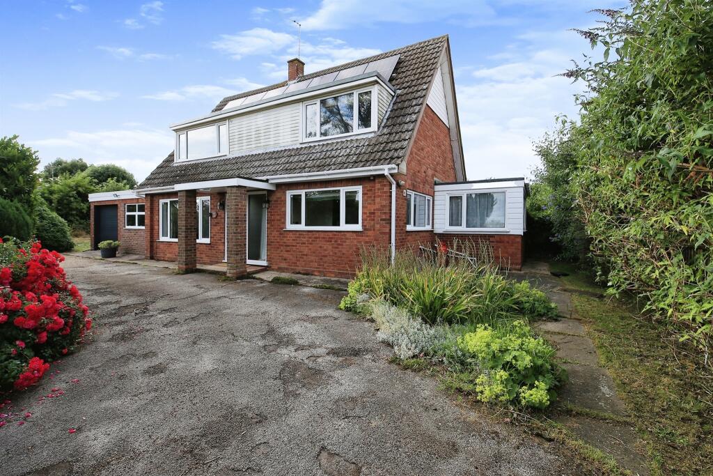 4 bedroom detached house for sale in Cross Road, Sutton St. Edmund