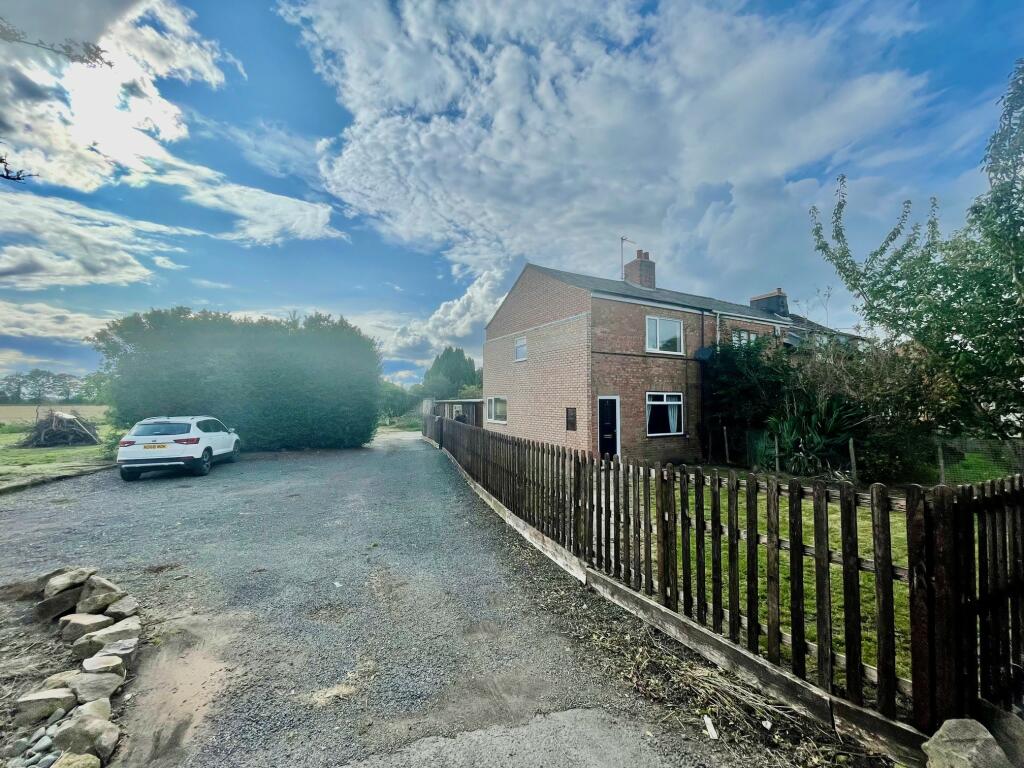 2 bedroom end of terrace house for sale in Washway Road, Moulton Seas