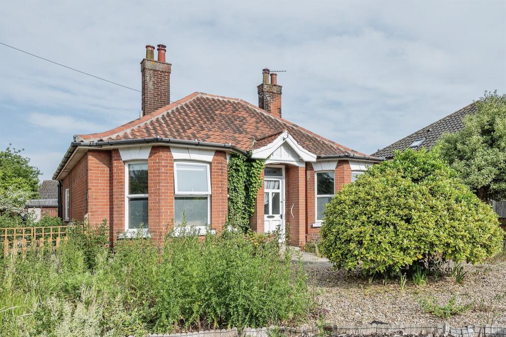 3 bedroom detached bungalow for sale in St. Johns Road, Stalham
