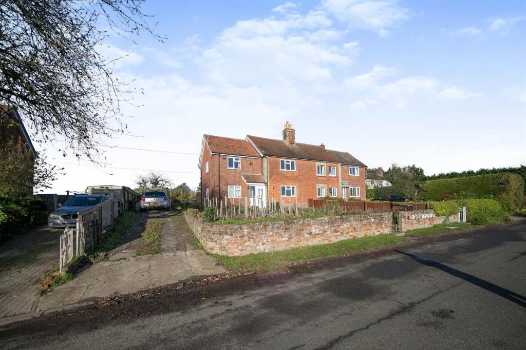 3 bedroom semidetached house for sale in Gestingthorpe Road, Belchamp