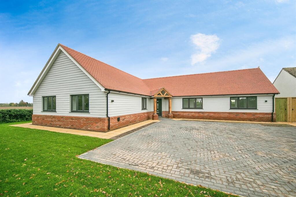 4 bedroom detached bungalow for sale in Lavenham Road, Great