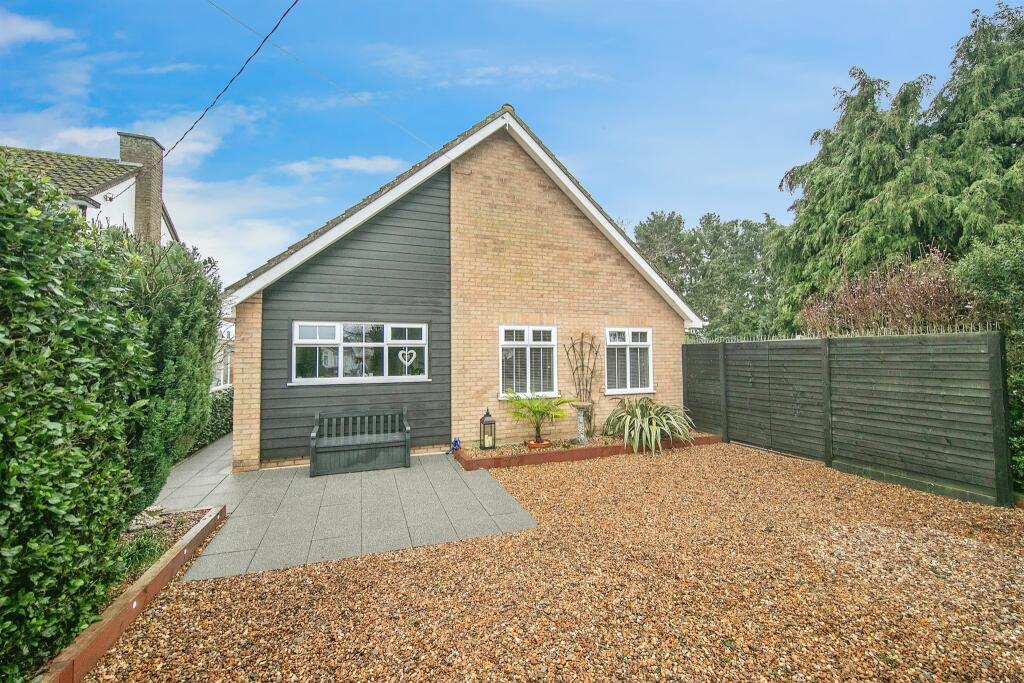 3 bedroom detached bungalow for sale in Lavenham Road, Great