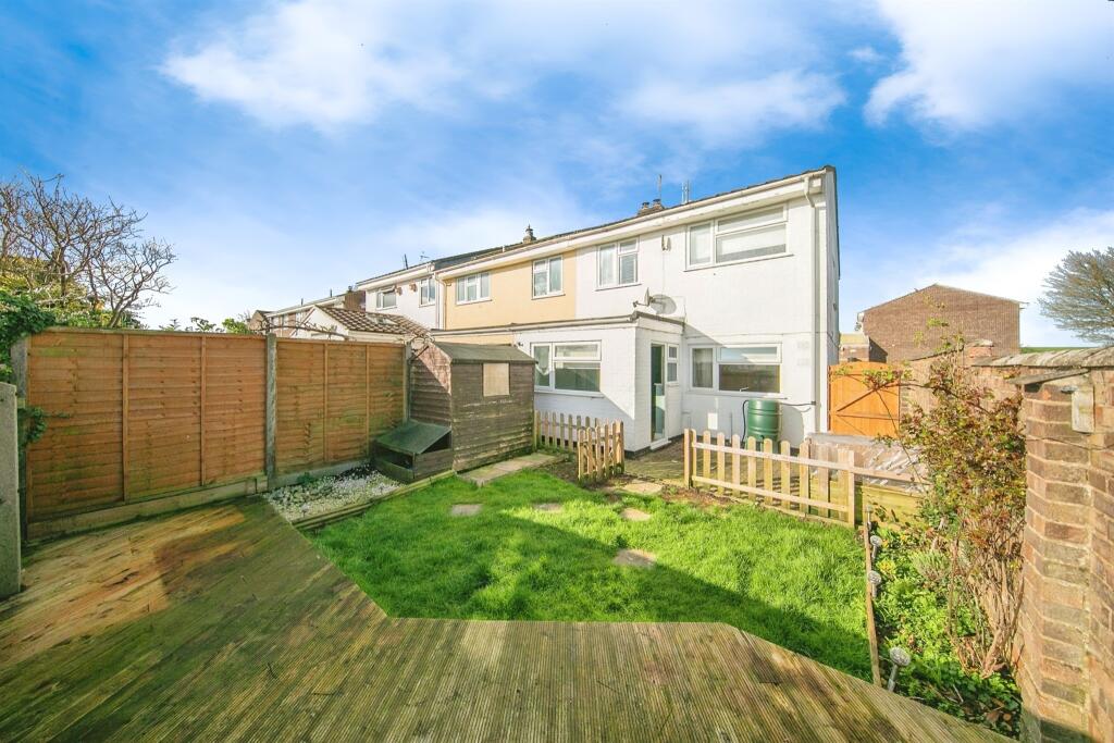 3 bedroom semidetached house for sale in Daking Avenue, Boxford