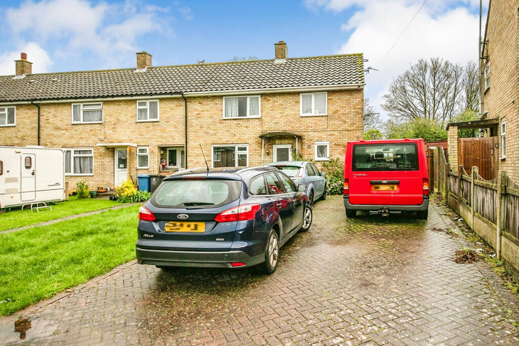 3 bedroom end of terrace house for sale in Olivers Close, Long Melford