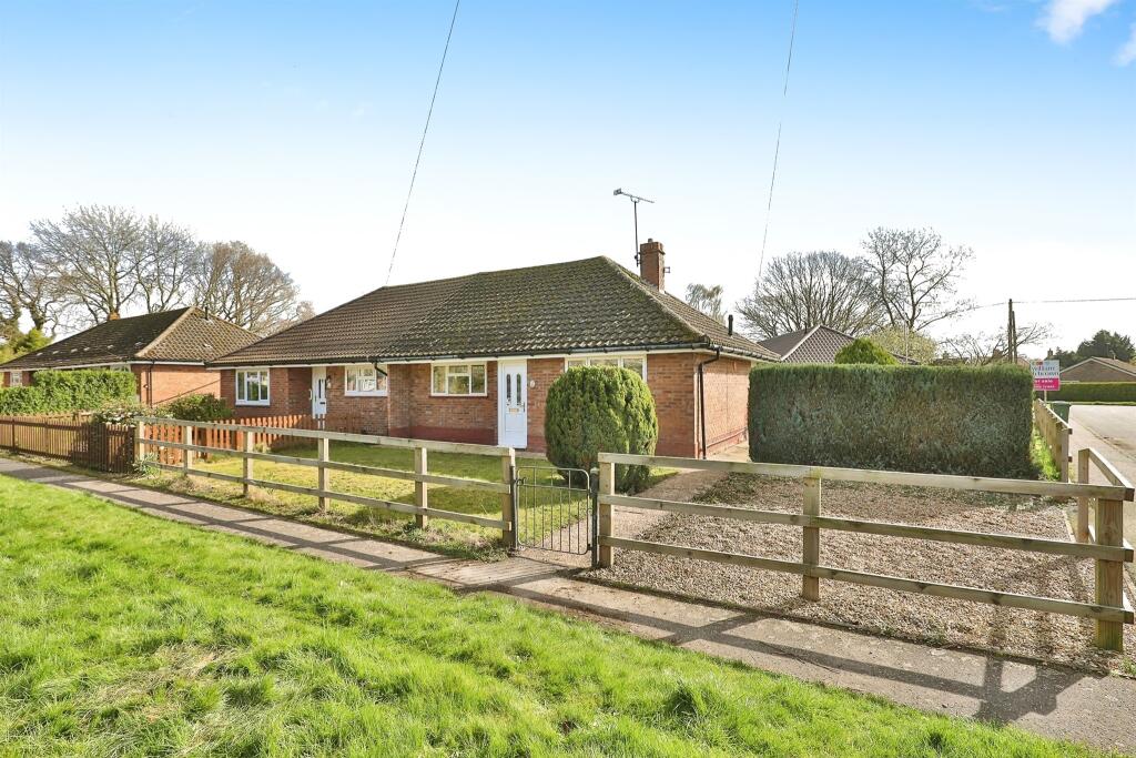 2 bedroom semidetached bungalow for sale in Briar Close, Necton