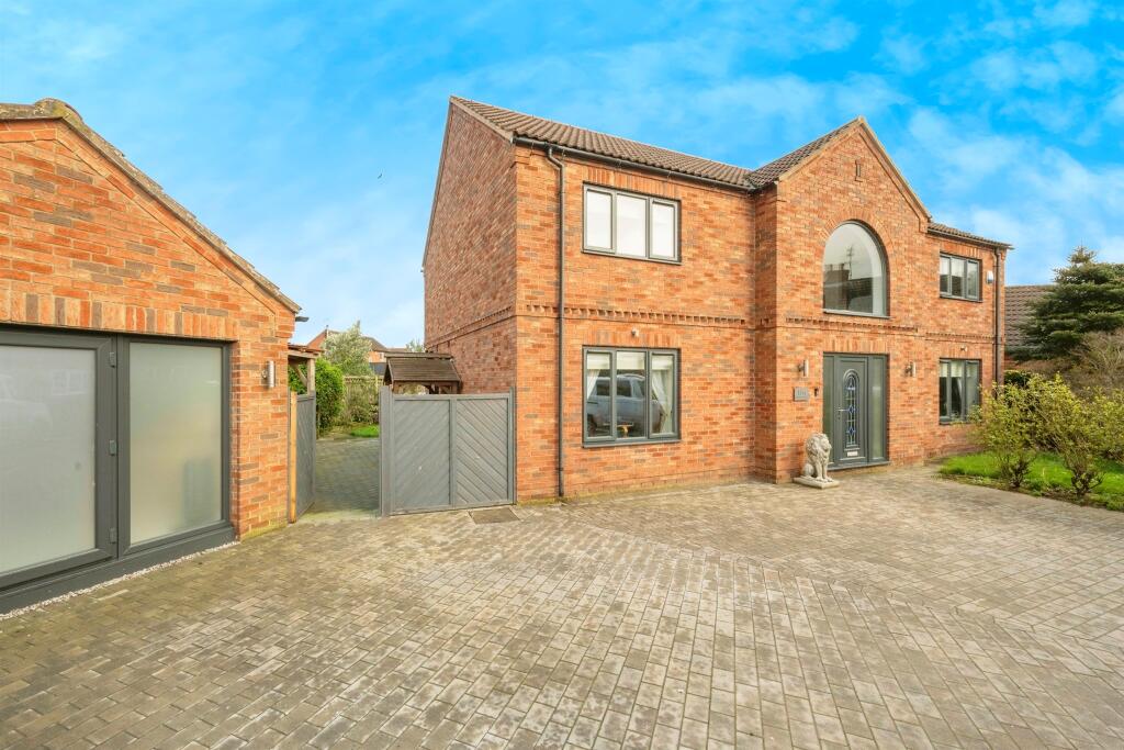 4 bedroom detached house for sale in South End, Thorne, Doncaster, DN8
