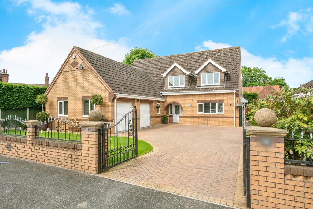 5 bedroom detached house for sale in Bellwood Crescent, Thorne