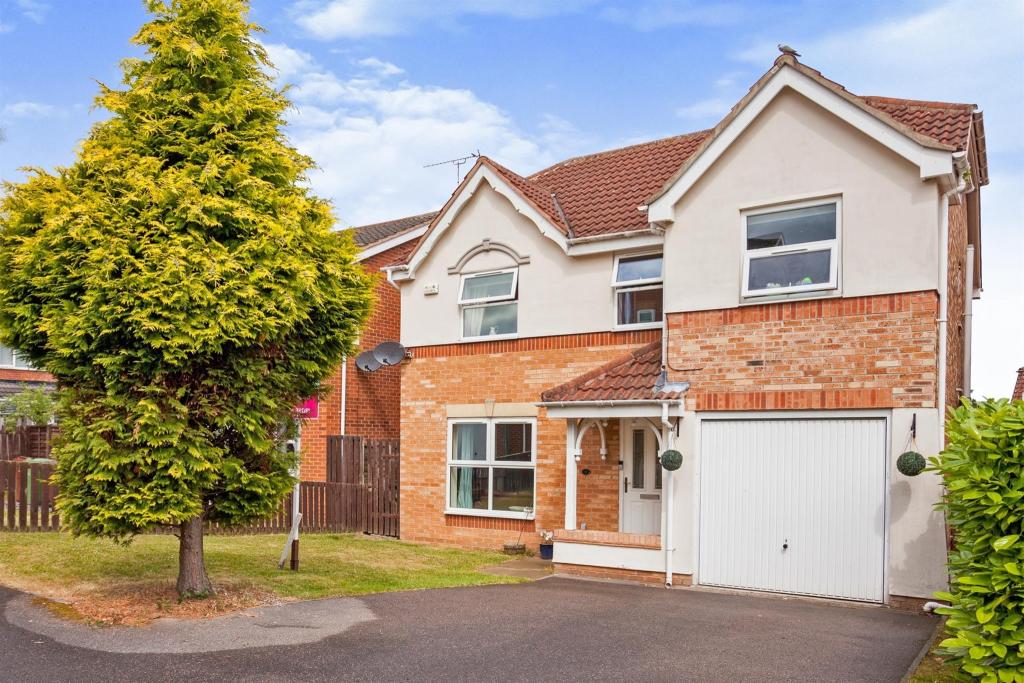 5 bedroom detached house for sale in White Court, Crofton, Wakefield, WF4