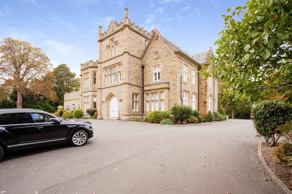 3 bedroom apartment for sale in Walton Lane, WAKEFIELD, WF2