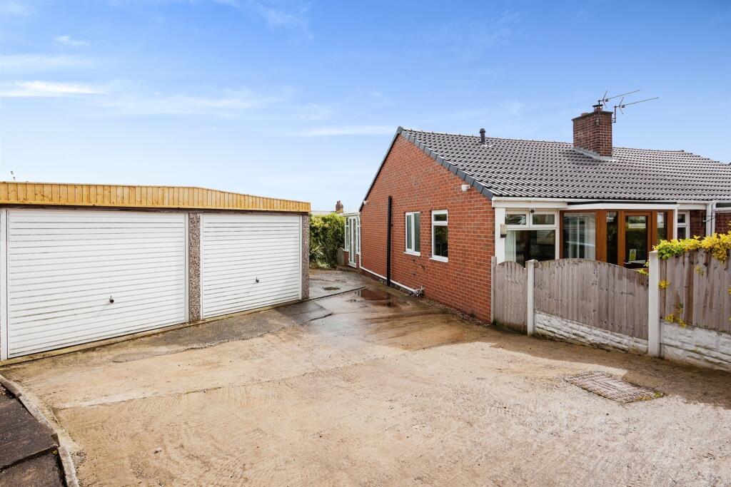 2 bedroom semidetached bungalow for sale in The Crescent, Netherton