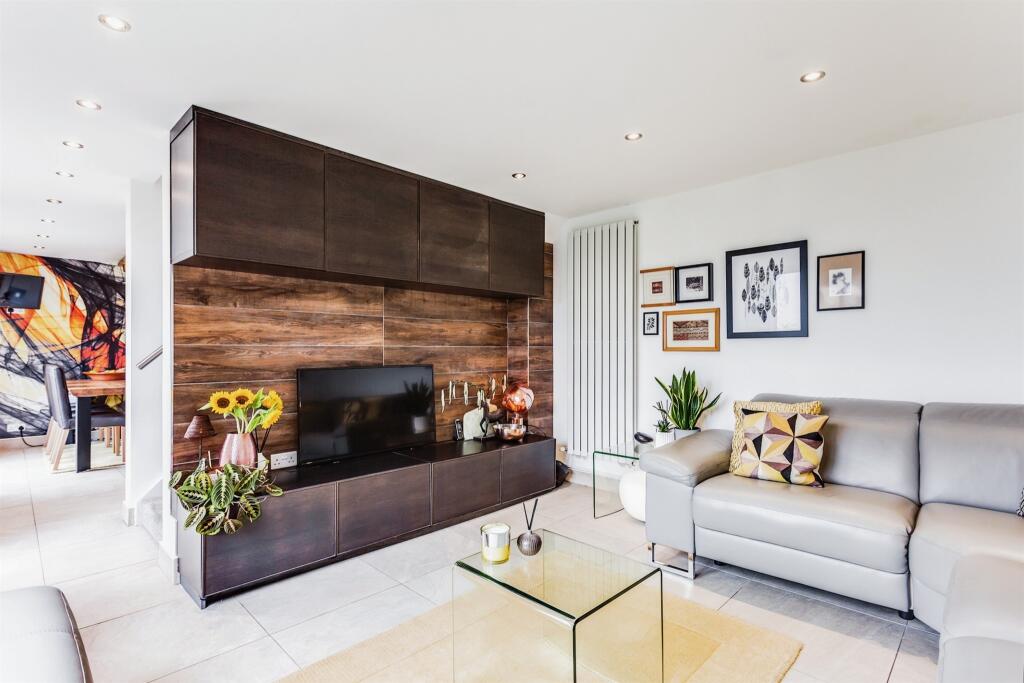 4 bedroom detached house for sale in Hollin Lane, Crigglestone