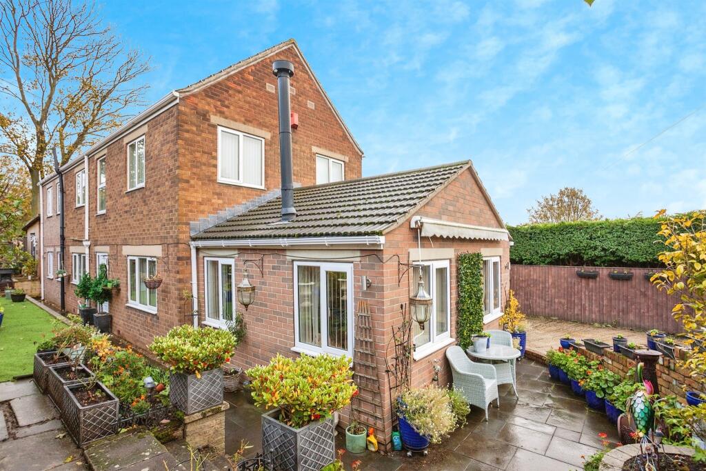 4 bedroom detached house for sale in Aberford Road, Stanley, Wakefield, WF3