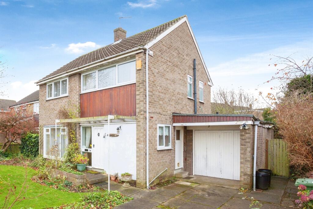 4 bedroom detached house for sale in Walton Lane, Wakefield, WF2