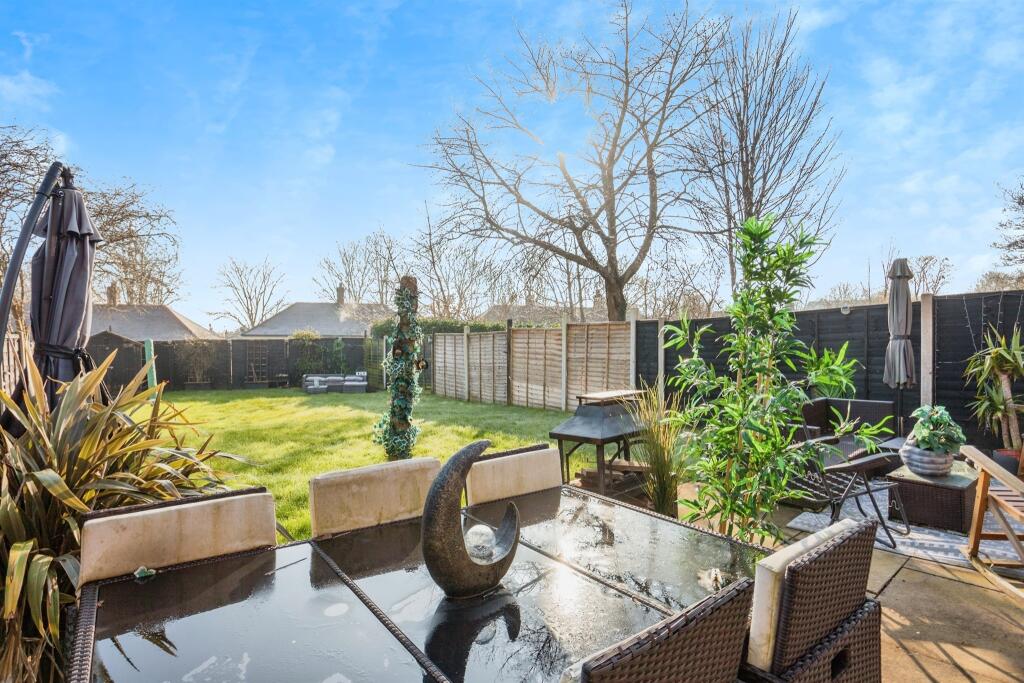 2 bedroom semidetached house for sale in Flanshaw Grove, Wakefield, WF2