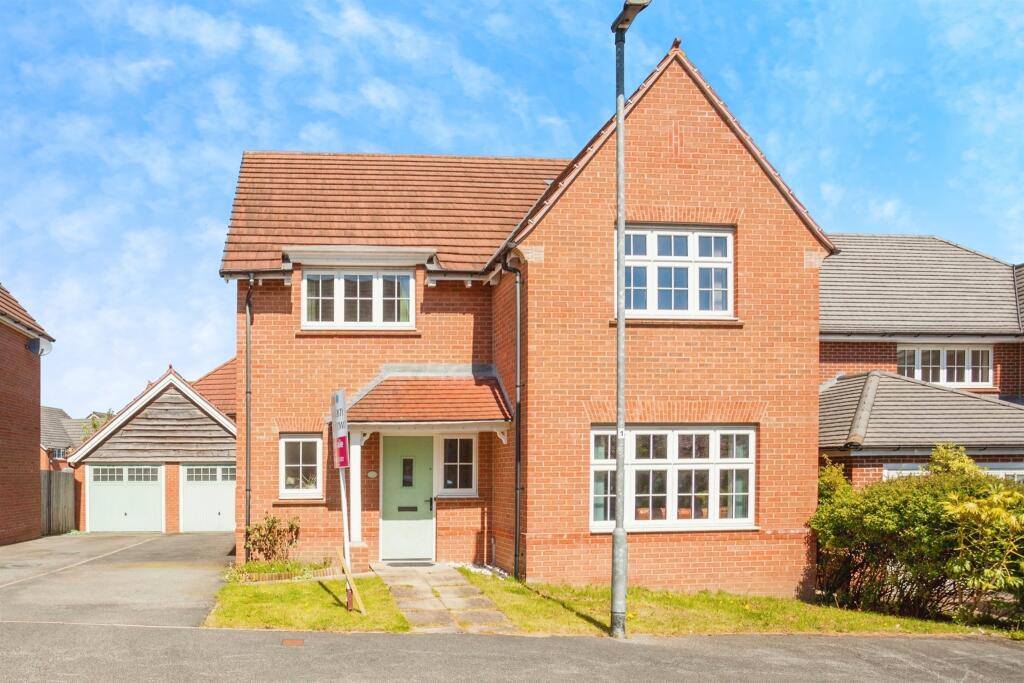 4 bedroom detached house for sale in Manor Gardens, Crofton, Wakefield, WF4