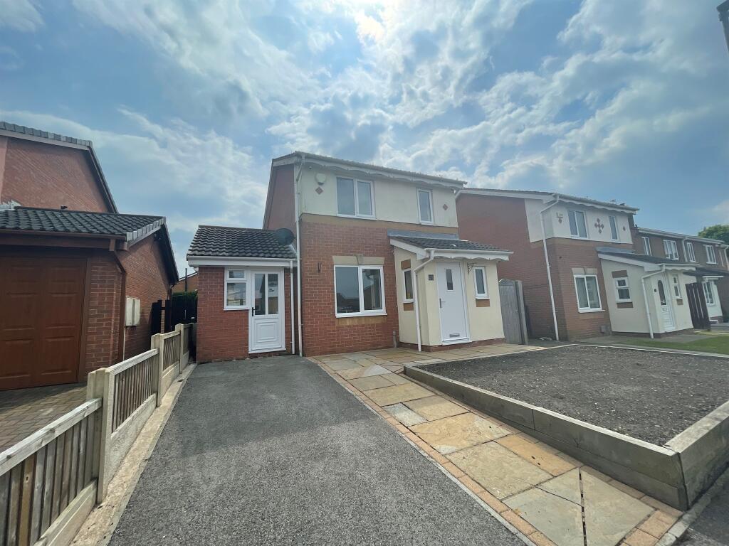 3 bedroom detached house for sale in Manorfields Avenue, Crofton