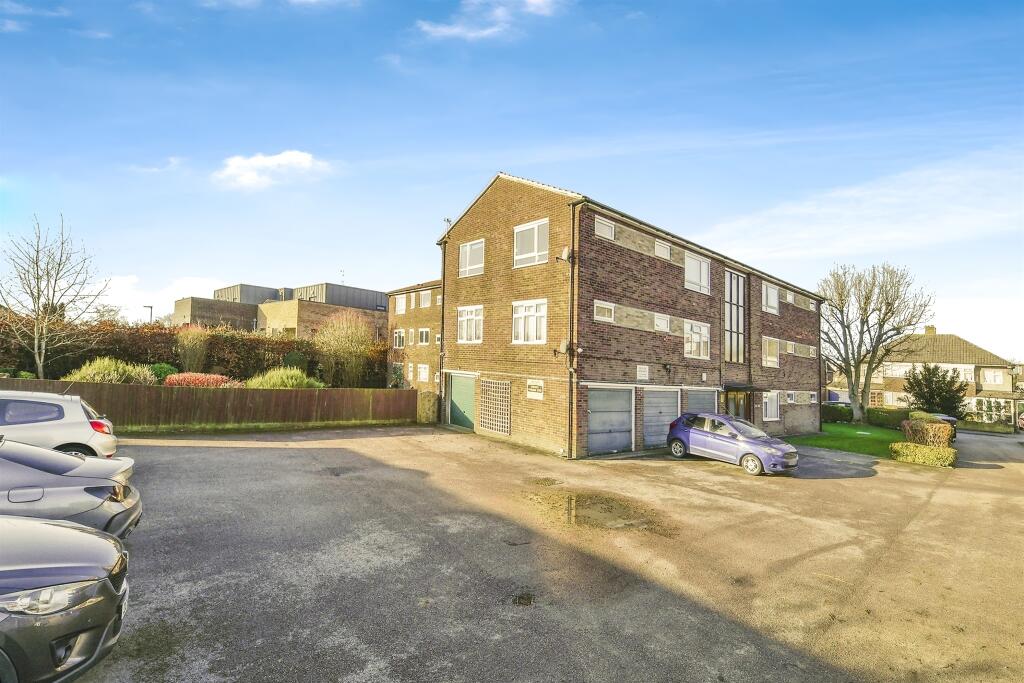 2 bedroom apartment for sale in Cozens Road, Ware, SG12