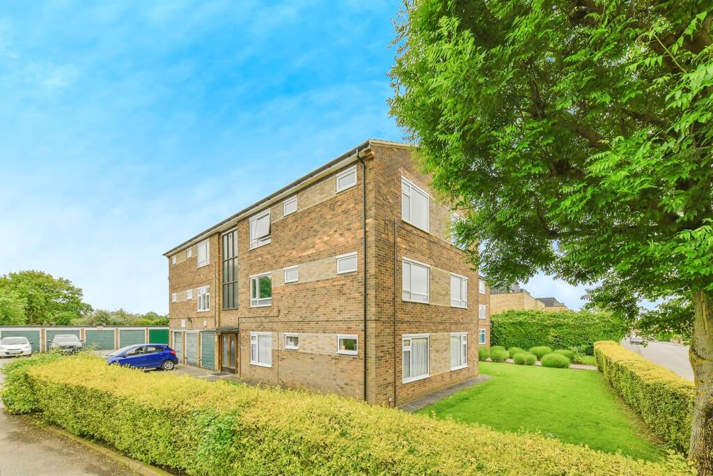 2 bedroom flat for sale in Cozens Road, WARE, SG12