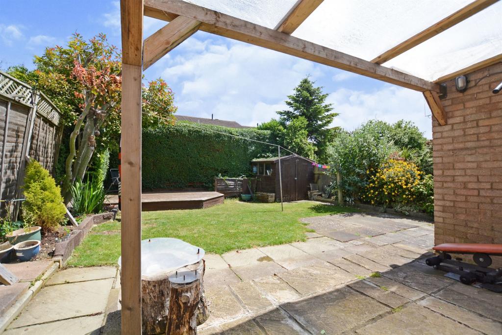 4 bedroom detached house for sale in Westminster Road, Wellingborough, NN8