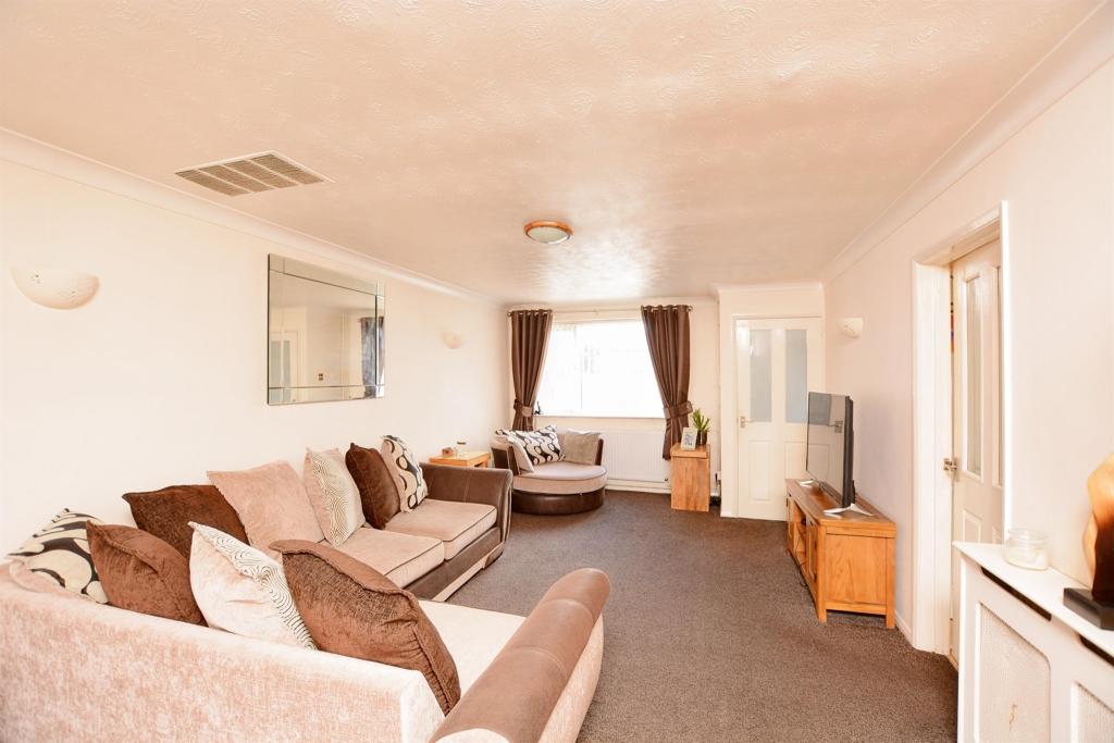 4 bedroom detached house for sale in Westminster Road, Wellingborough, NN8