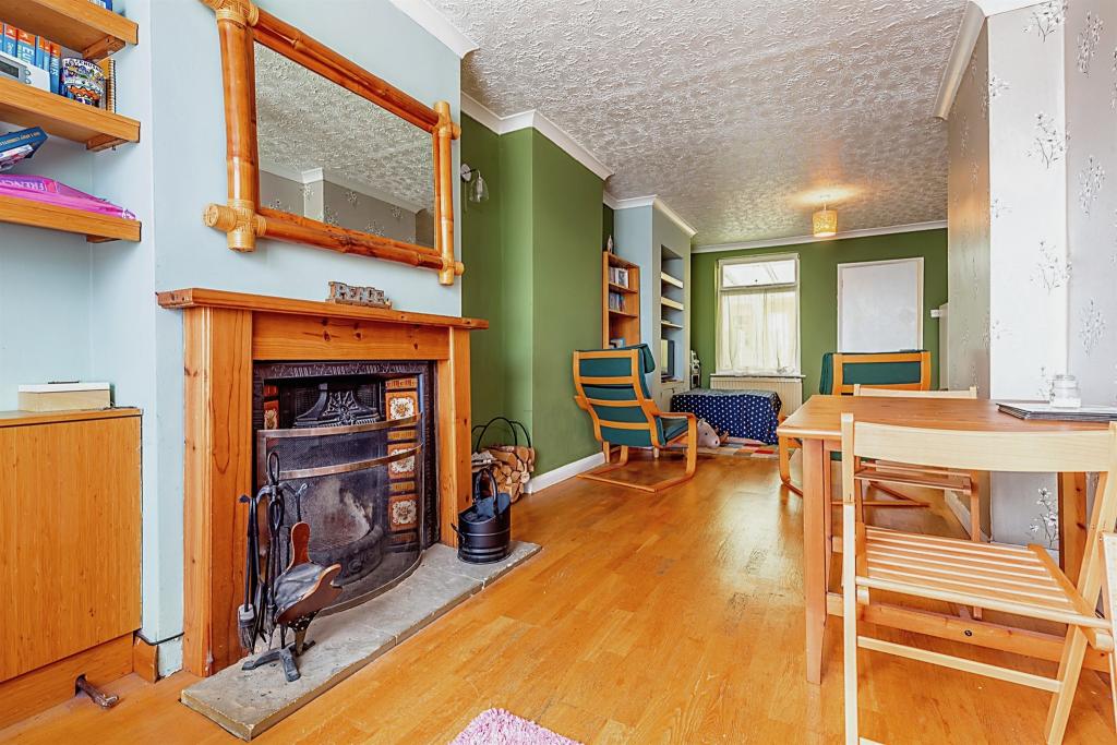 2 bedroom terraced house for sale in Wellingborough Road, Irthlingborough, Wellingborough, NN9