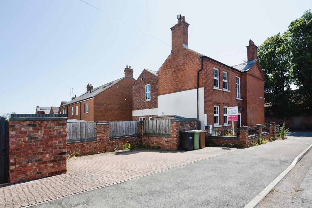 2 bedroom end of terrace house for sale in Vivian Road, Wellingborough, NN8