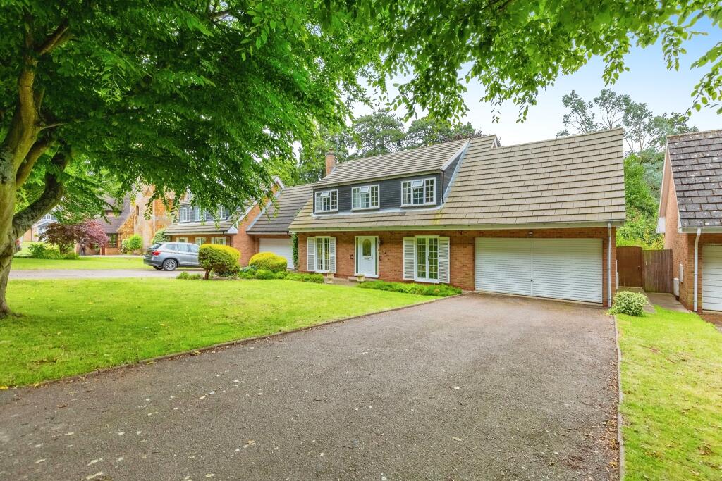 4 bedroom detached house for sale in Holly Walk, Finedon, NN9