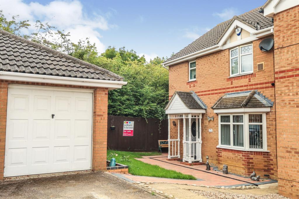 3 bedroom detached house for sale in Fosse Close, Wellingborough, NN8