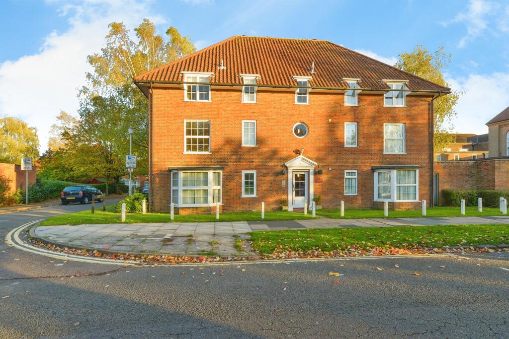 Studio flat for sale in The Cloisters, Welwyn Garden City, AL8
