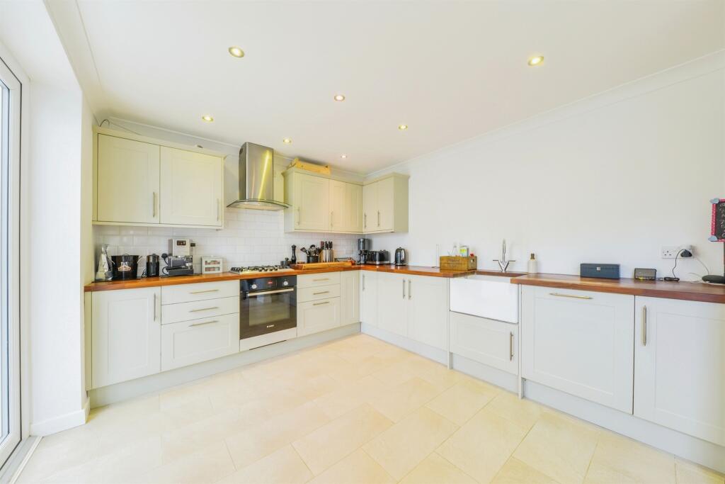 Additional property image - Woodhall Lane, WELWYN GARDEN CITY