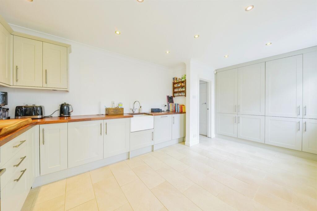 Additional property image - Woodhall Lane, WELWYN GARDEN CITY