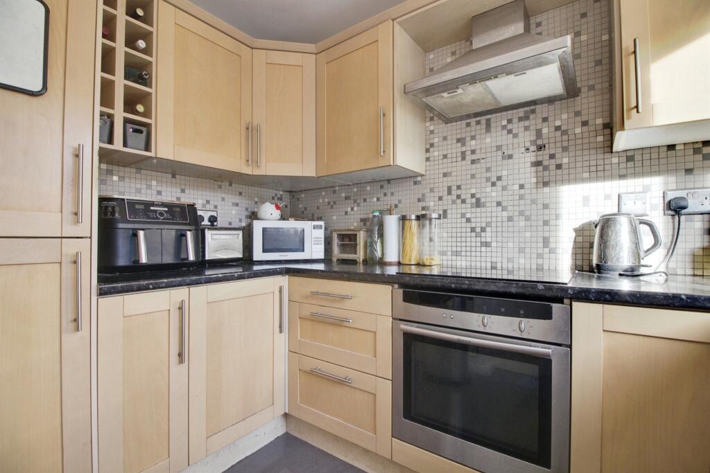 Additional property image - Bull Stag Green, HATFIELD
