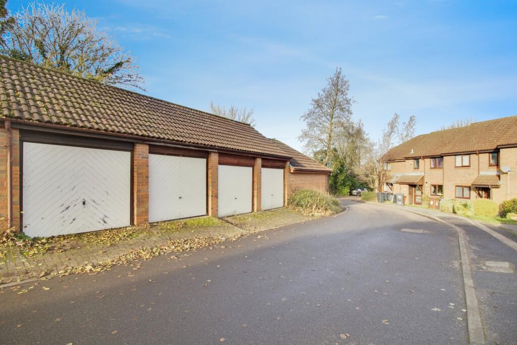 Additional property image - Bull Stag Green, HATFIELD