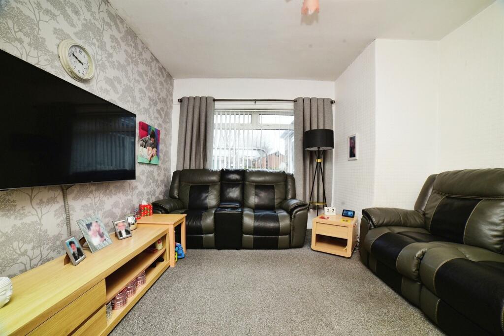 3 bedroom end of terrace house for sale in Helmsley Grove, Hull, HU5