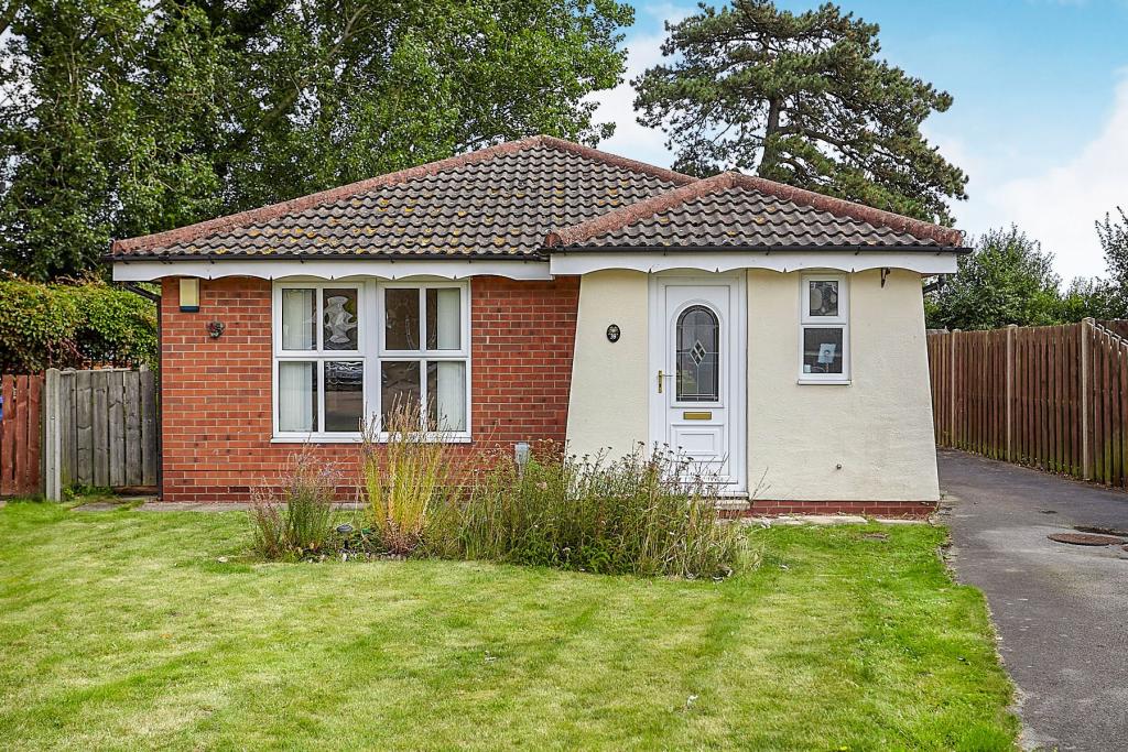 3 bedroom detached bungalow for sale in Badgers Wood, Cottingham, HU16