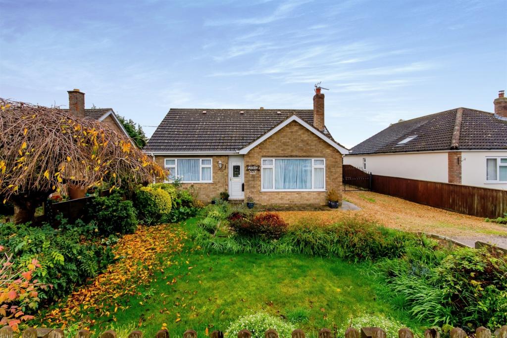 4 bedroom detached bungalow for sale in Smeeth Road, Marshland St ...