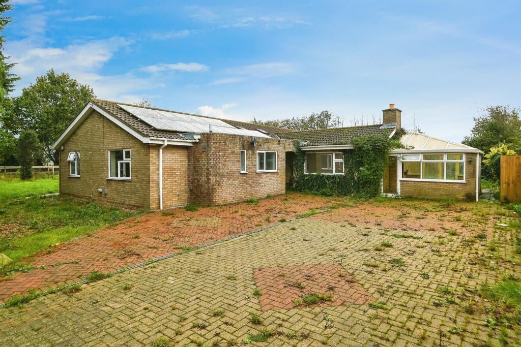 4 bedroom detached bungalow for sale in Mays Lane, Leverington, Wisbech