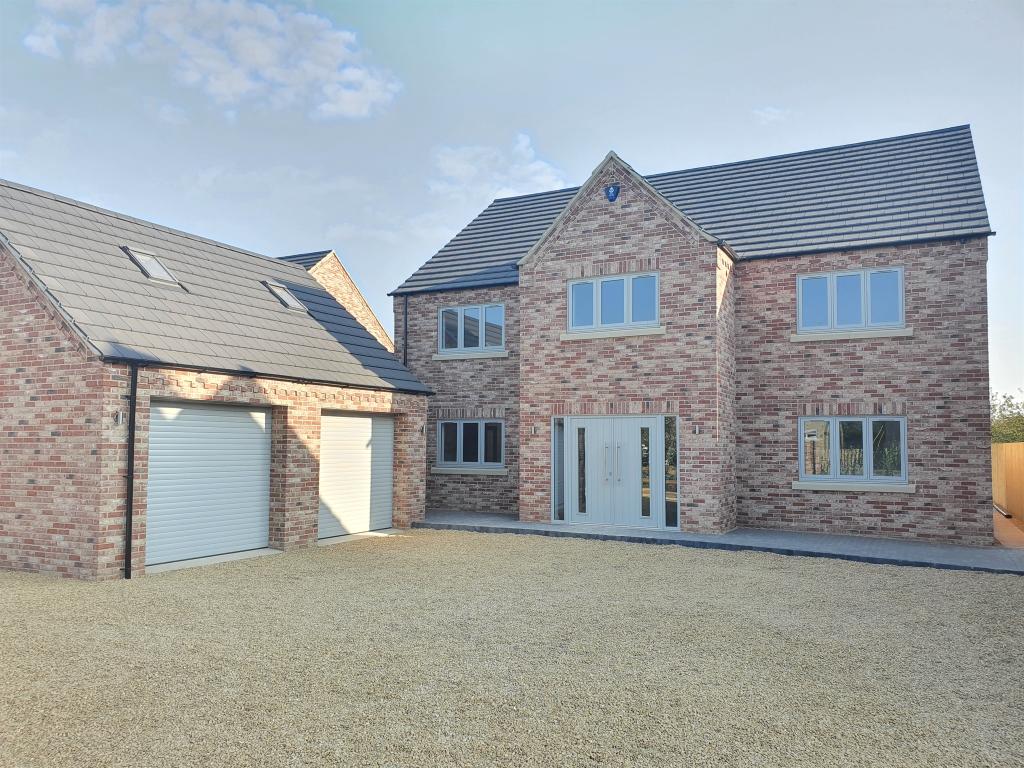 5 bedroom detached house for sale in Barton Road, Wisbech, PE13