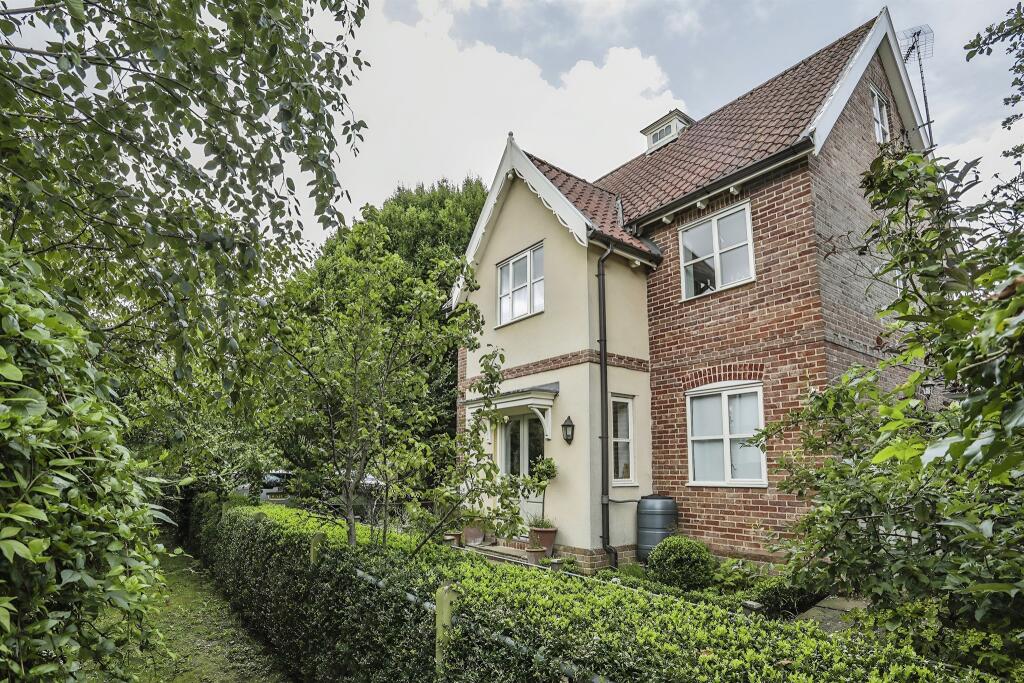 5 bedroom detached house for sale in Gardenia Close, Rendlesham